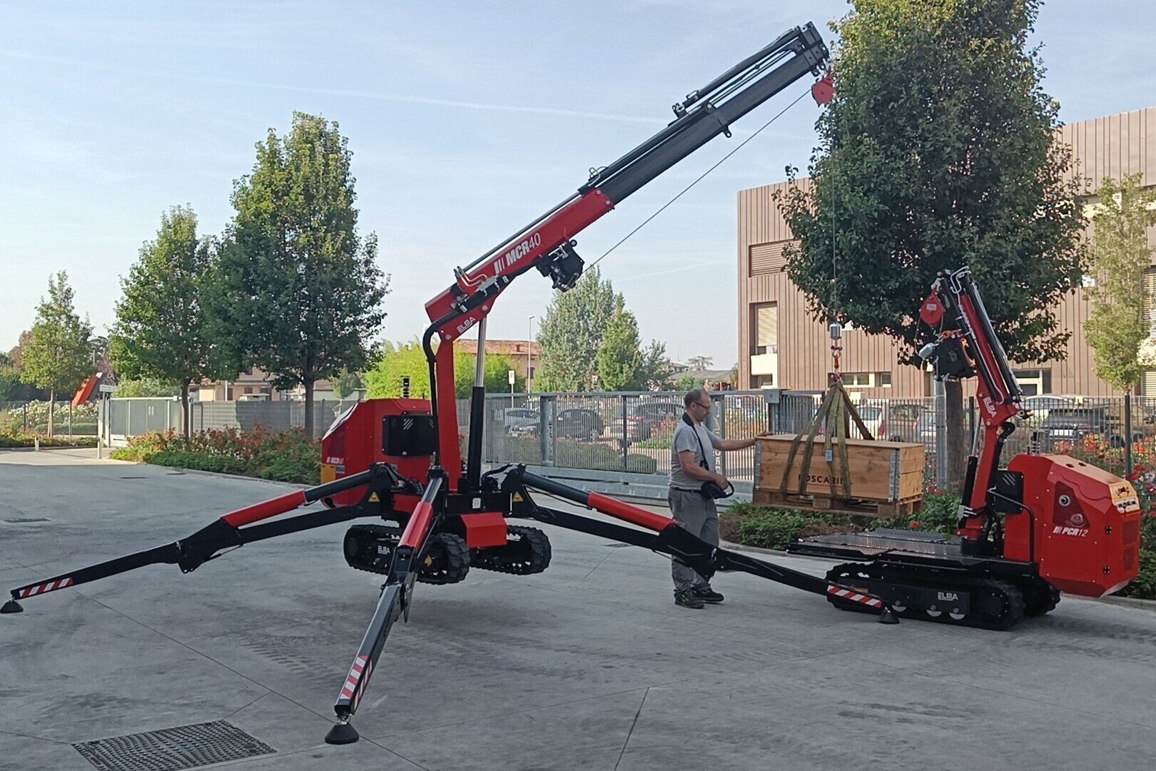 MCR 40 mini crane with maximum horizontal working radius 6,1m