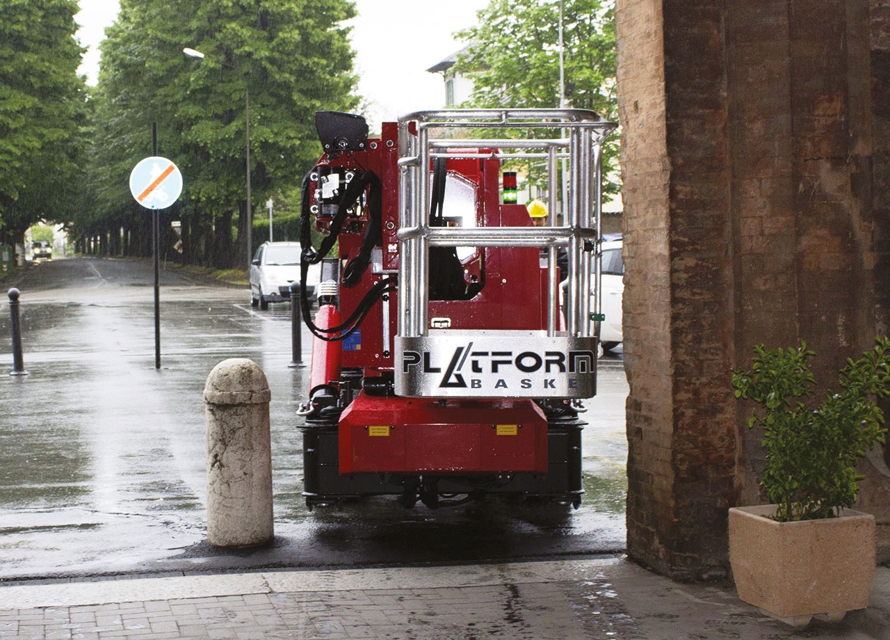 Weather-resistant lift working in rainy conditions.