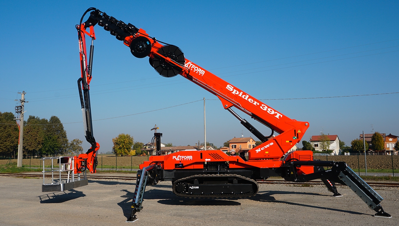 Heavy-duty articulated boom for extended reach and flexibility.